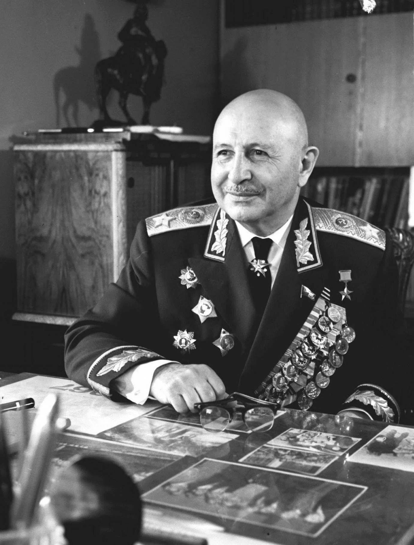  Выдающийся советский полководец, дважды Герой Советского Союза, кавалер семи орденов Ленина, Маршал Советского Союза, член ЦК КПСС Иван Христофорович Баграмян (1897-1982) 