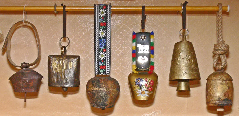 Их было тут более двухсот, самых разнообразных - металлических и керамических, деревянных, гравированных,пасхальных, венчальных, юбилейных, маленьких и побольше, наделённых своим голосом, внешностью и характером.Автор фотографии: Владимир Нарож…