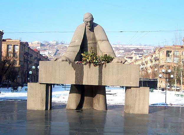 Памятник Александру Таманяну (скульптор Арташес Овсепян, архитектор Седа Петросян)