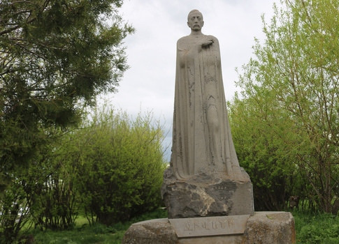 Памятник Гусану Дживани в Ахалкалаки