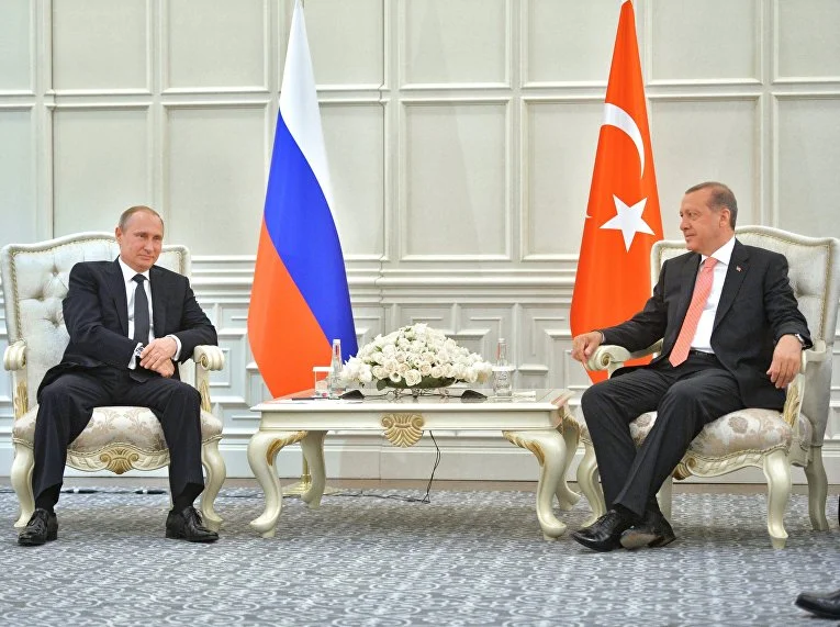 Владимир Путин и Реджеп Эрдоган: закрытая поза первого и ожидание второго