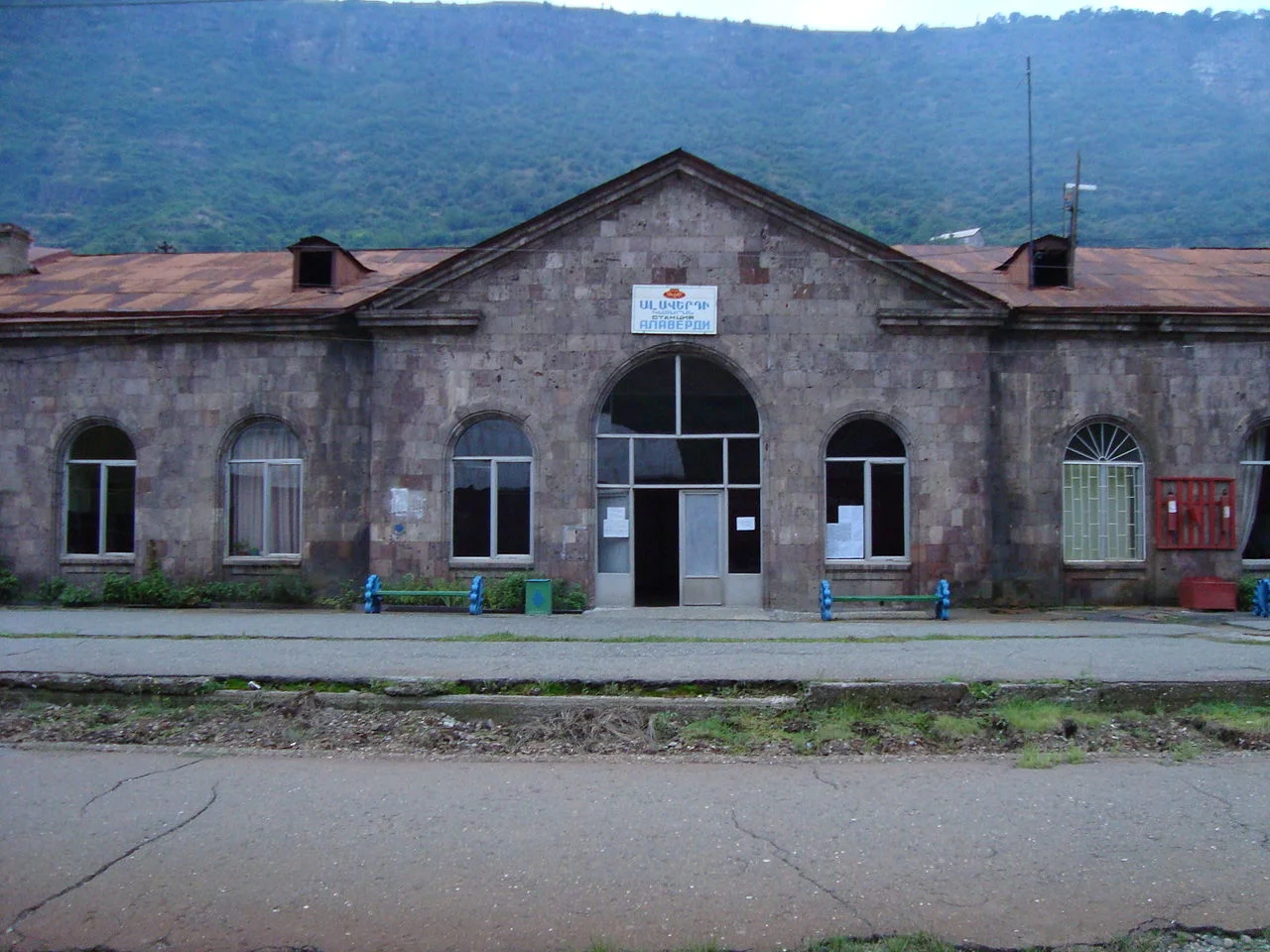 1280px-Railroad_station_in_Alaverdi_(Lori,_Armenia).JPG
