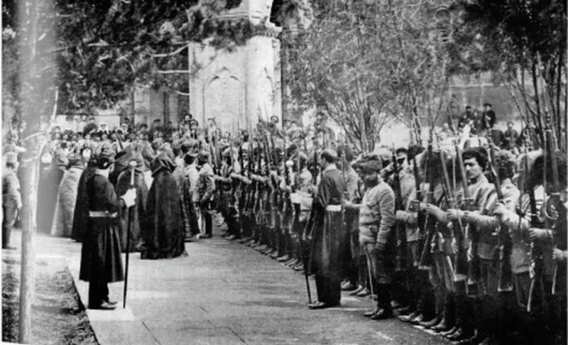 Католикос Геворг V Суренянц благословляет отряд добровольцев, 1918 год