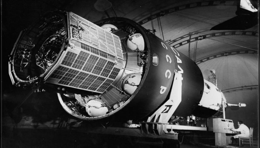 Е 1 космос. Первая Космическая станция салют-1. Орбитальная Космическая станция салют. 1971 Орбитальная Космическая станция салют. Пилотируемая орбитальная станция «салют-1».