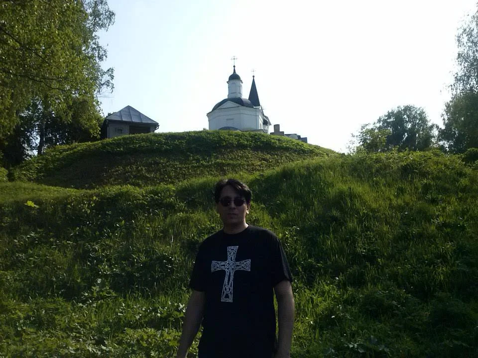 "Весь нынешний событийный ряд, вся моя нынешняя публичность началась с момента перемены фамилии. Так что, отвечая на ваш вопрос, можно сказать так: здесь и сейчас, и в обозримом будущем я - Андроник Григорьевич Романов. Сын своего отца и своей матери" (Андроник Романов)