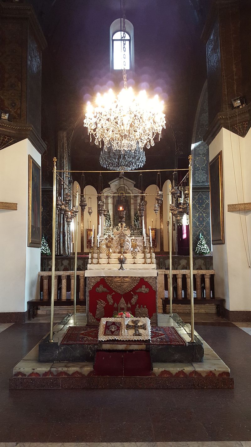 Etchmiadzin_Cathedral_interior.jpg