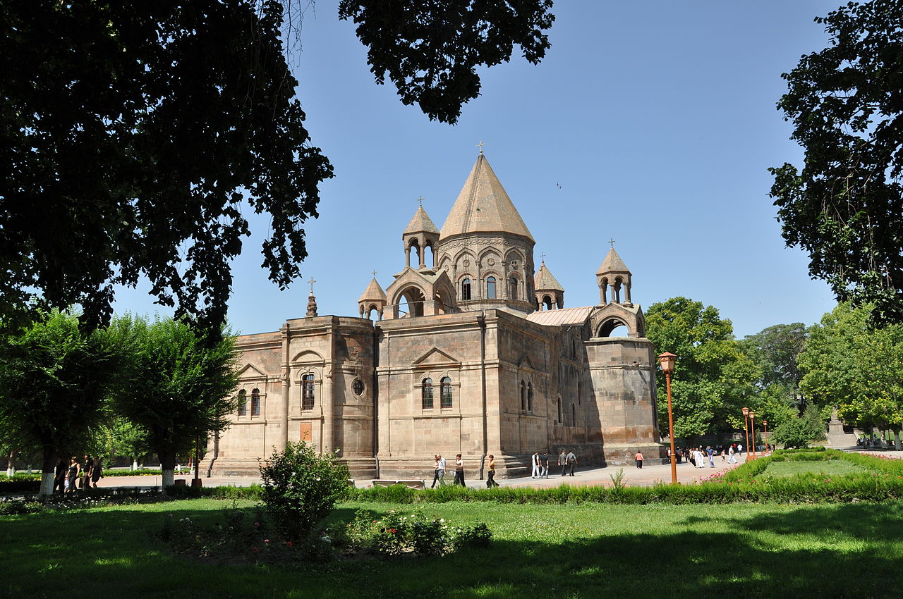 Etchmiadzin_Cathedral_2009.jpg