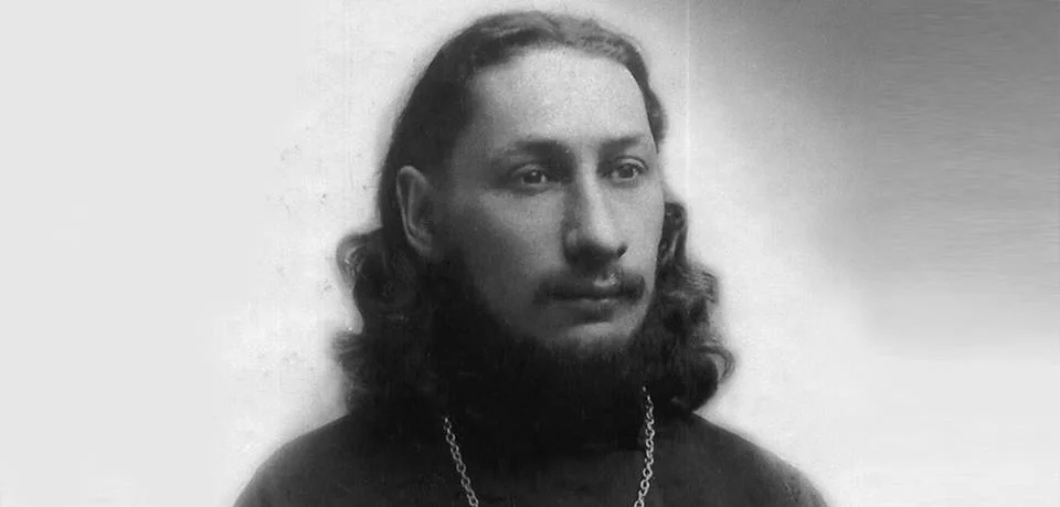 Павел Александрович Флоренский события революции воспринимает как живой апокалипсис. Он пытается убедить власти, что Троице-Сергиева лавра — величайшая духовная ценность и не может сохраниться как мёртвый музей. На богослова поступают доносы, в кото…