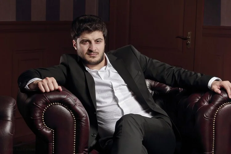 армен арушанян актер биография. %D0%90%D0%A0%D0%9C%D0%95%D0%9D+%D0%9E%D0%91%D0%9B%D0%9E%D0%96%D0%9A%D0%90. армен арушанян актер биография фото. армен арушанян актер биография-%D0%90%D0%A0%D0%9C%D0%95%D0%9D+%D0%9E%D0%91%D0%9B%D0%9E%D0%96%D0%9A%D0%90. картинка армен арушанян актер биография. картинка %D0%90%D0%A0%D0%9C%D0%95%D0%9D+%D0%9E%D0%91%D0%9B%D0%9E%D0%96%D0%9A%D0%90. Армен Арушанян окончил Школу-студию МХАТ (курс Игоря Золотовицкого) в 2010 году и был принят в Московский Художественный театр имени А. П. Чехова. Одна из первых и ярких ролей Армена была в спектакле по неоконченному роману Виктора Астафьева "Прокляты и убиты". Это жесткое, трагическое, правдивое повествования великого русского писателя в свое в 1990-е годы стало одним из самых конфликтных. Многие ветераны Великой Отечественной не приняли эту "окопную" правду писателя. армен арушанян актер биография. %D0%90%D0%A0%D0%9C%D0%95%D0%9D+%D0%9E%D0%91%D0%9B%D0%9E%D0%96%D0%9A%D0%90. армен арушанян актер биография фото. армен арушанян актер биография-%D0%90%D0%A0%D0%9C%D0%95%D0%9D+%D0%9E%D0%91%D0%9B%D0%9E%D0%96%D0%9A%D0%90. картинка армен арушанян актер биография. картинка %D0%90%D0%A0%D0%9C%D0%95%D0%9D+%D0%9E%D0%91%D0%9B%D0%9E%D0%96%D0%9A%D0%90. Армен Арушанян окончил Школу-студию МХАТ (курс Игоря Золотовицкого) в 2010 году и был принят в Московский Художественный театр имени А. П. Чехова. Одна из первых и ярких ролей Армена была в спектакле по неоконченному роману Виктора Астафьева "Прокляты и убиты". Это жесткое, трагическое, правдивое повествования великого русского писателя в свое в 1990-е годы стало одним из самых конфликтных. Многие ветераны Великой Отечественной не приняли эту "окопную" правду писателя.