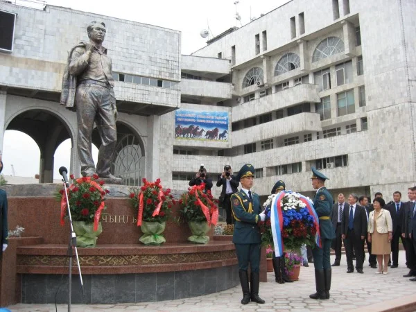 Открытие памятника Ч.Т. Айтматову в Бишкеке в 2011. Фото&nbsp;rg.ru