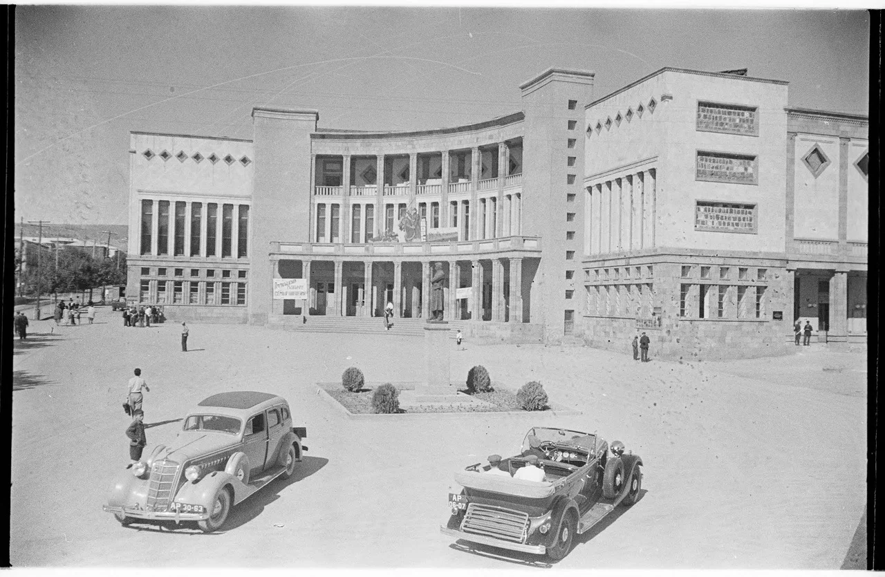Здание кинотеатра «Москва» в Ереване (1936) | humus.livejournal.com