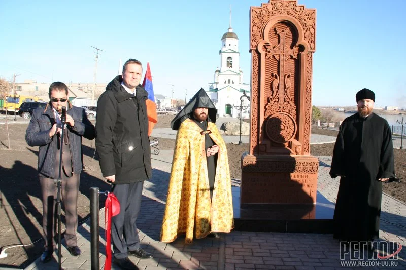 Открытие хачкара в Троицке ©Олег Сойнов | region-uu.ru