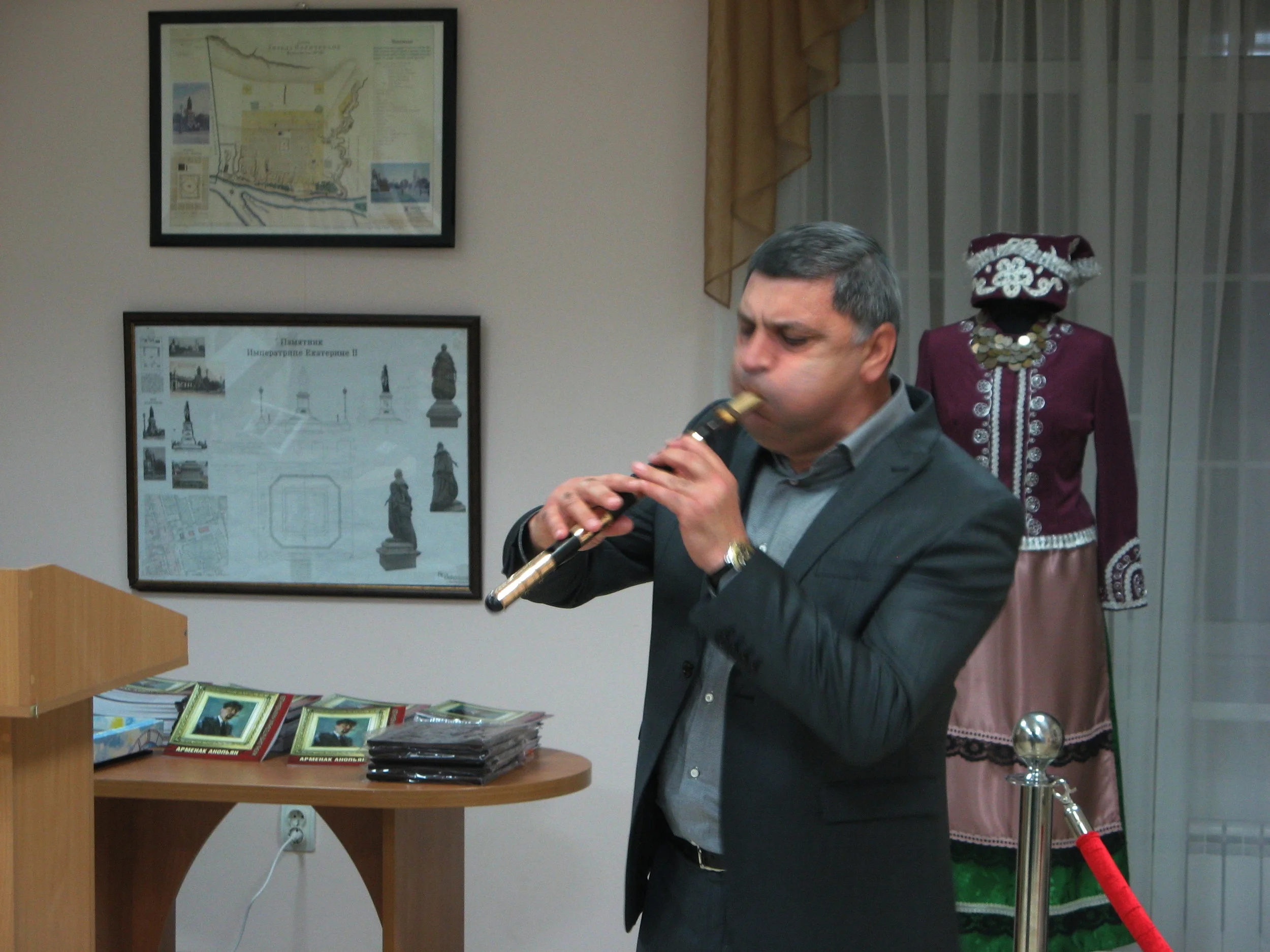 В Музее русско-армянской дружбы проходит выставка, посвященная 30-летию ростовской армянской общины