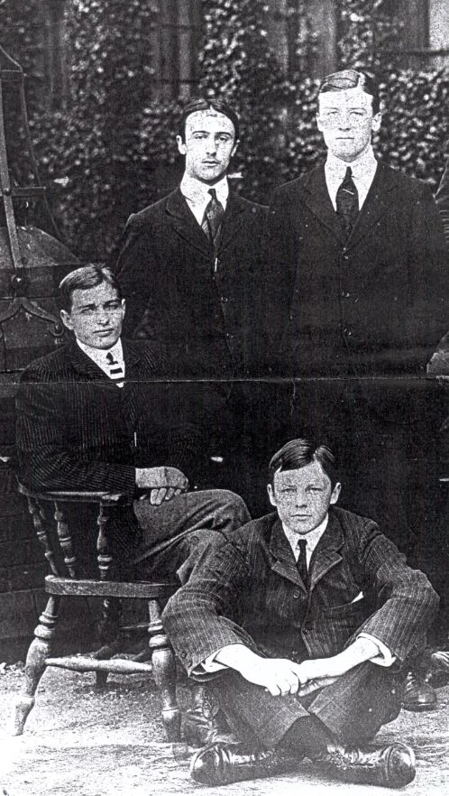 Бэзил Оваким (стоит слева) с членами своей команды по регби (1909) | armenianweekly.com