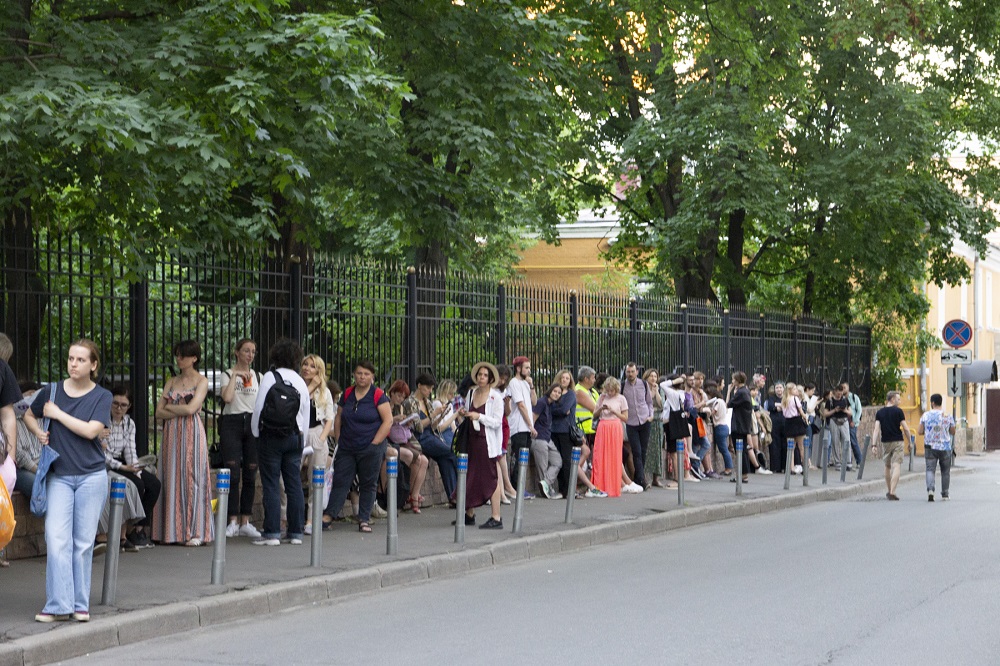 Очередь для участия в одиночном пикете у здания Следственного комитета в Москве ©Екатерина Бушуева