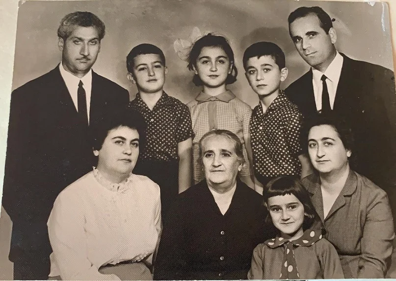 Бабушка Шушаник с семьями дочерей Седы и Аси. Из личного архива Армине Петросян