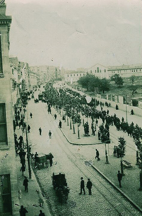 1913 год. Стамбул. Похоронная процессия перед армянским госпиталем Сурб Акоп. Через несколько десятков лет этой части города уже не будет. Источник: yandex.ru
