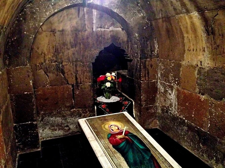 svg> Гробница святой Рипсимэ в Армении в храме, освящённом в честь мученицы. Источник: tury.ru