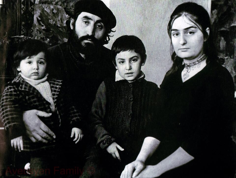 Минас Аветисян, его супруга Гаяне Мамаджанян и сыновья — Арман и Нарек. Источник: armmuseum.ru