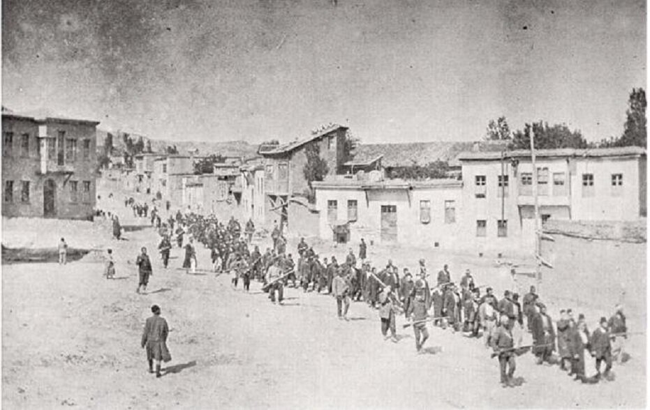 Колонна армян движется под вооруженной охраной. Харберд, апрель 1915 года. Фото: wikimedia.org