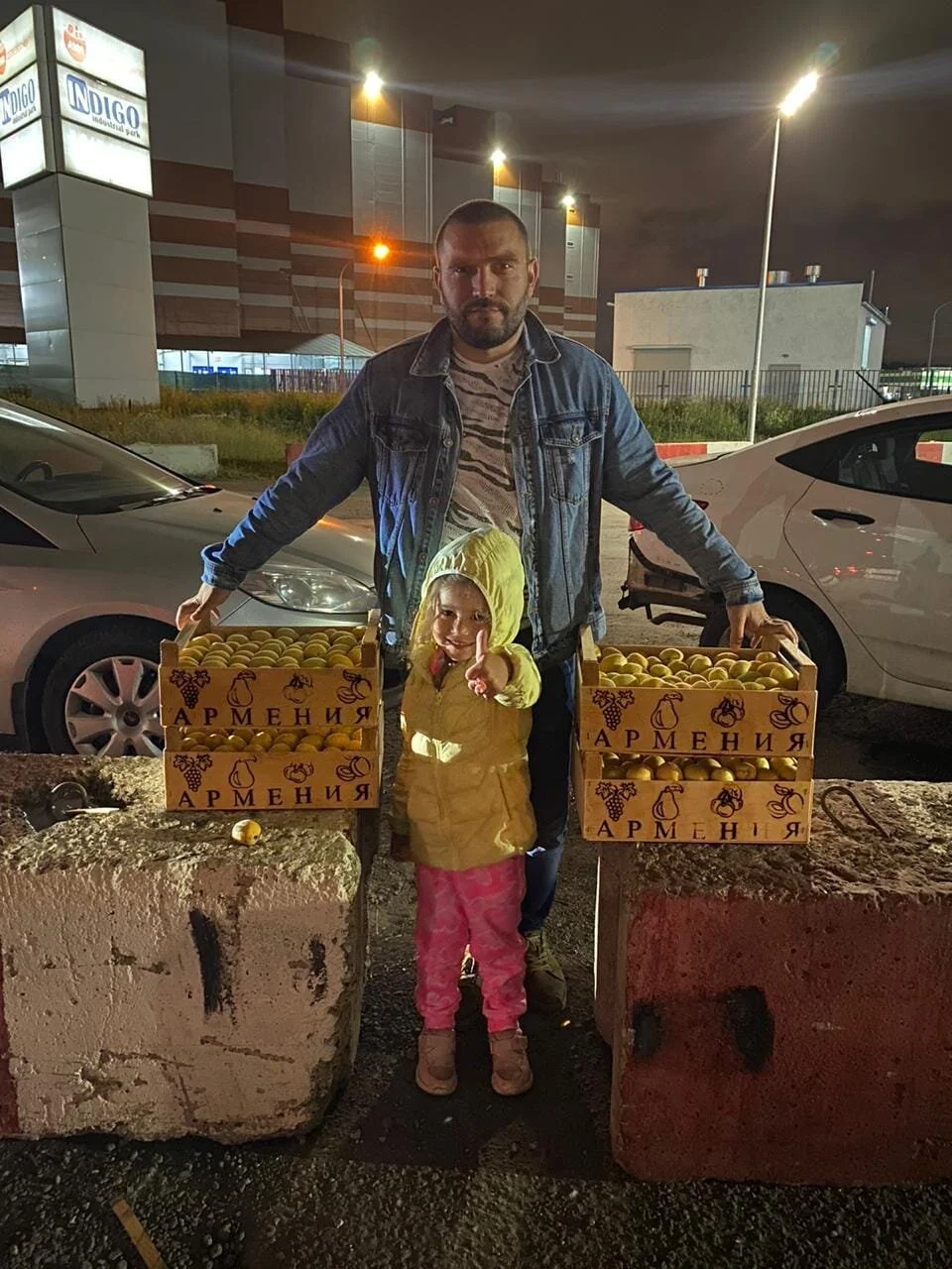 «Бухта». Давид Тоноян с дочерью и абрикосами. Фото: Facebook