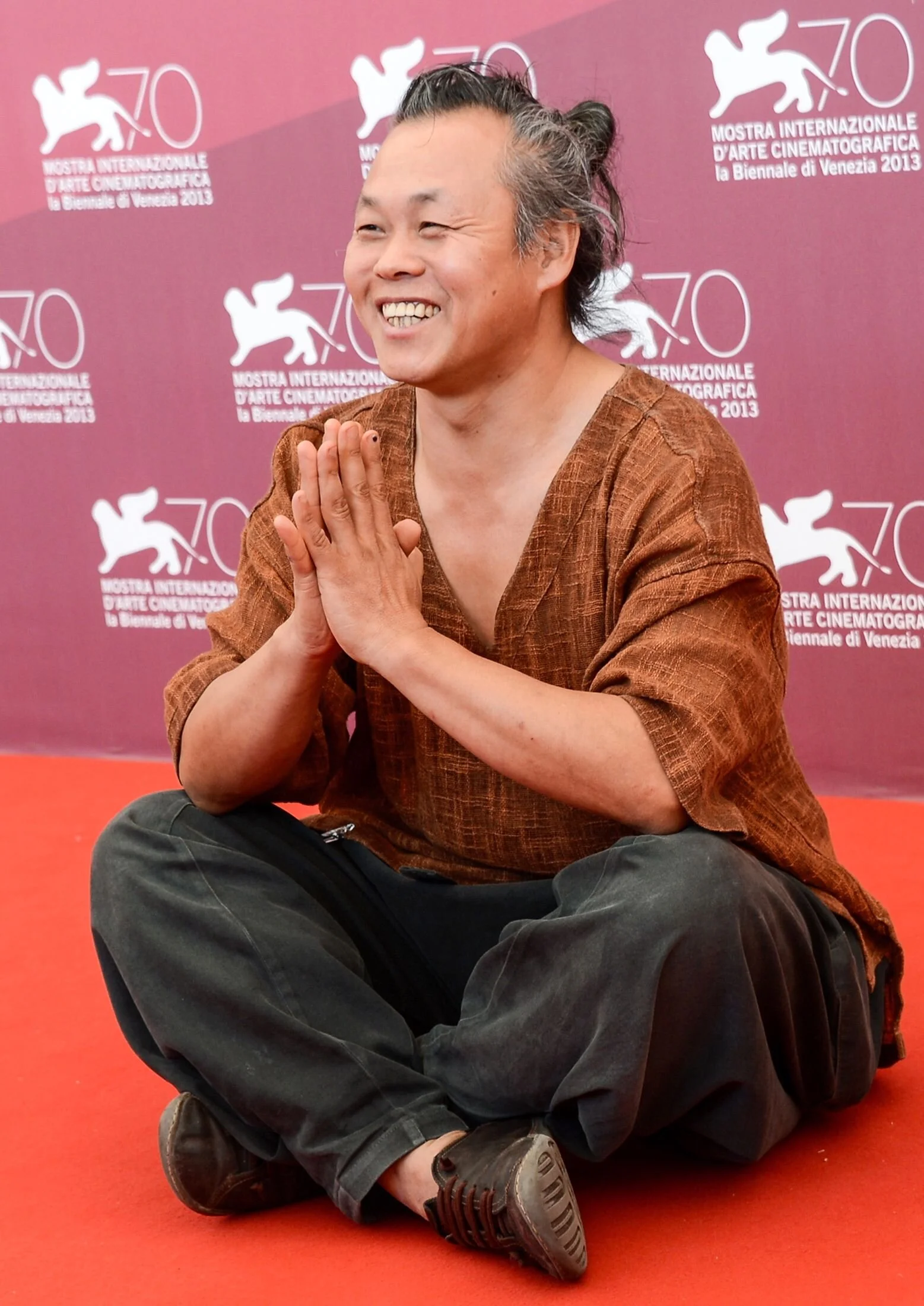 Режиссер Ким Ки Дук во время фотоколла своего фильма «Мебиус», проходящего в рамках 70-го Венецианского международного кинофестиваля. 2013 год. Фото: GABRIEL BOUYS / AFP