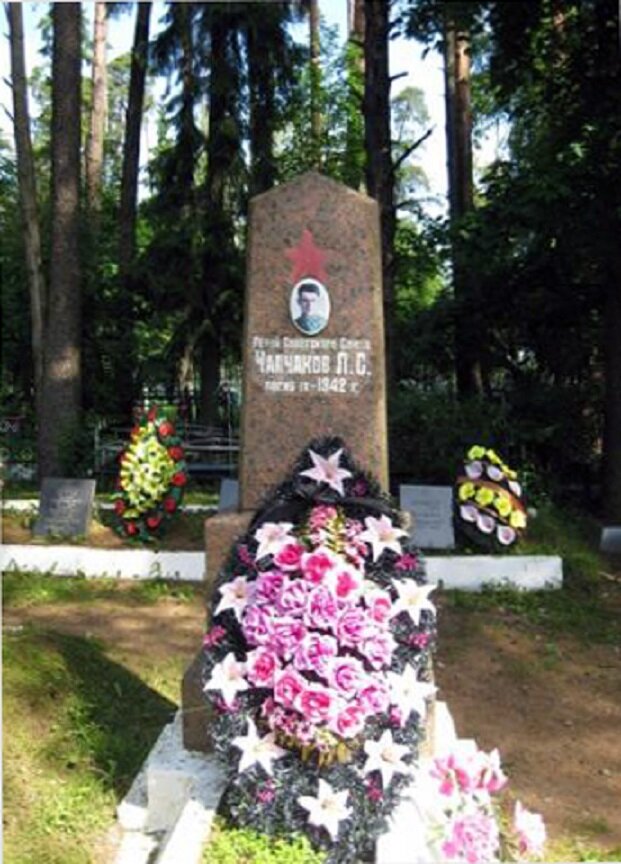 Памятник над могилой Лазаря Чапчахова в поселке Крестцы. Фото: warheroes.ru