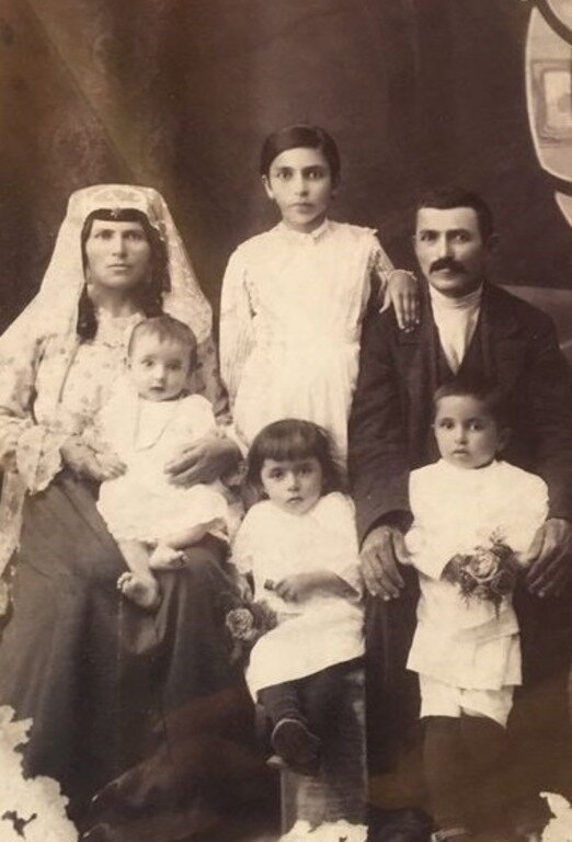 Аслан и Тазегюль со своими детьми. Фото из архива Елены Данильянц