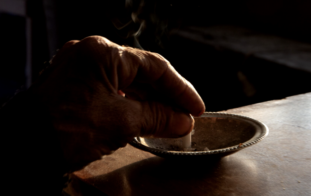 «Курят все. Военное мемориальное кладбище Ераблур. Ереван. Армения». Проект «Молодым тут не место». 2021. Фото © Армине Погосян