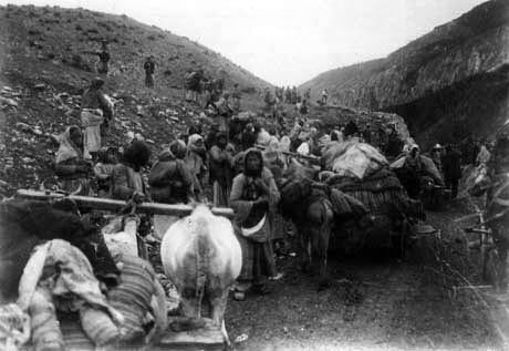 Армянские переселенцы по дороге в ссылку. Фото из коллекции Виктора Пичмана