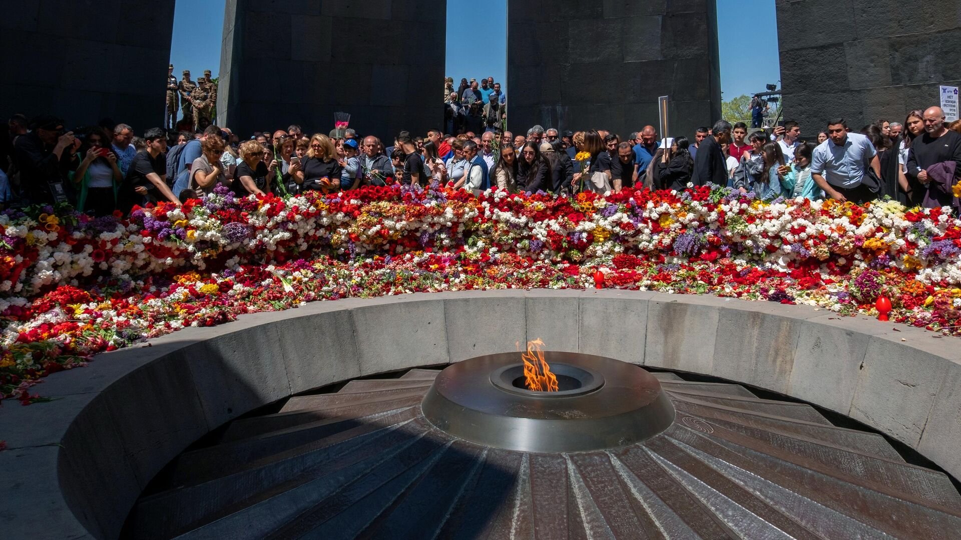 Сегодня 24 апреля. Цицернакаберд геноцид. Цицернакаберд 2022. Цицернакаберд 24 апреля. Мемориальный комплекс памяти жертв геноцида армян "Цицернакаберд".