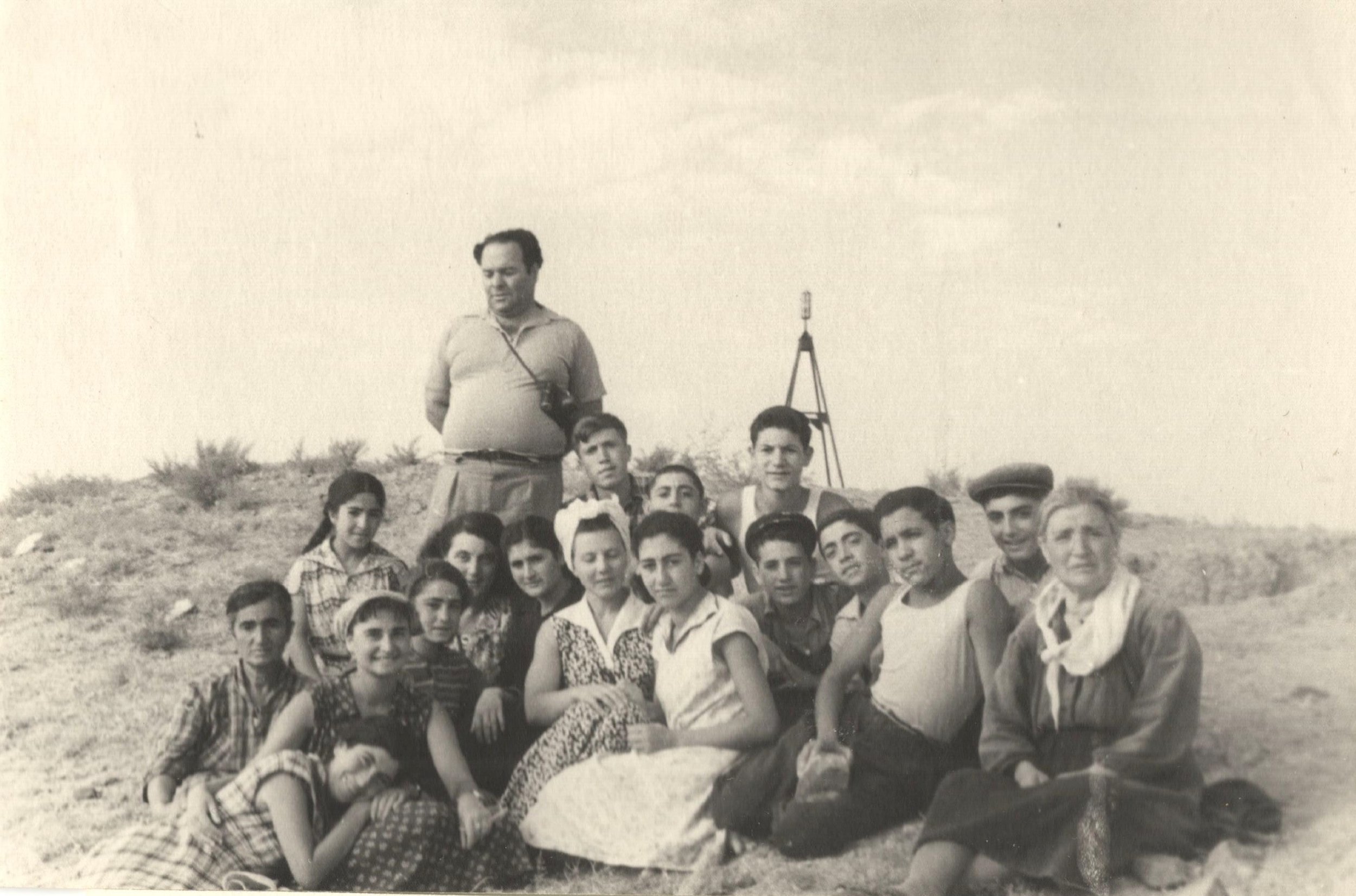 Арин-берд 1952-1958 гг. Фотография участников и руководителей Арин-бердской совместной экспедиции.jpg