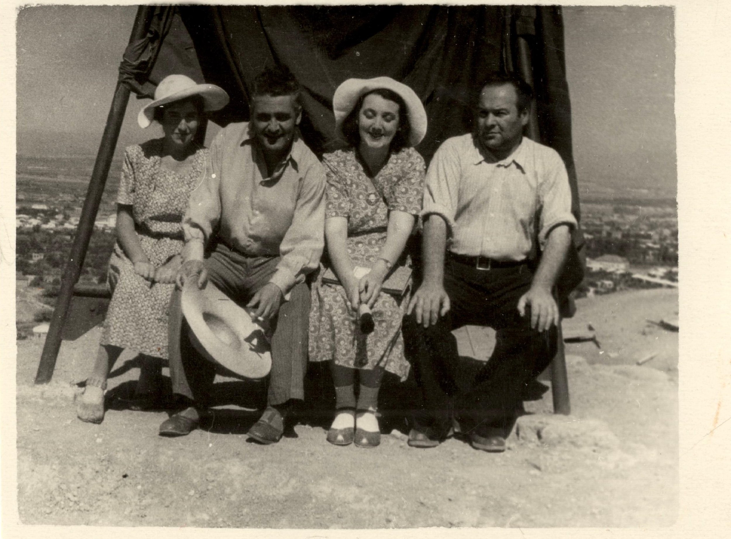 Арин-берд 1953 г. Совместное фото участников Арин-бержской экспедиции (крайний справа - К.Л. Оганесян; дале - И.М. Лосева; крайняя слева Ходж ).jpg