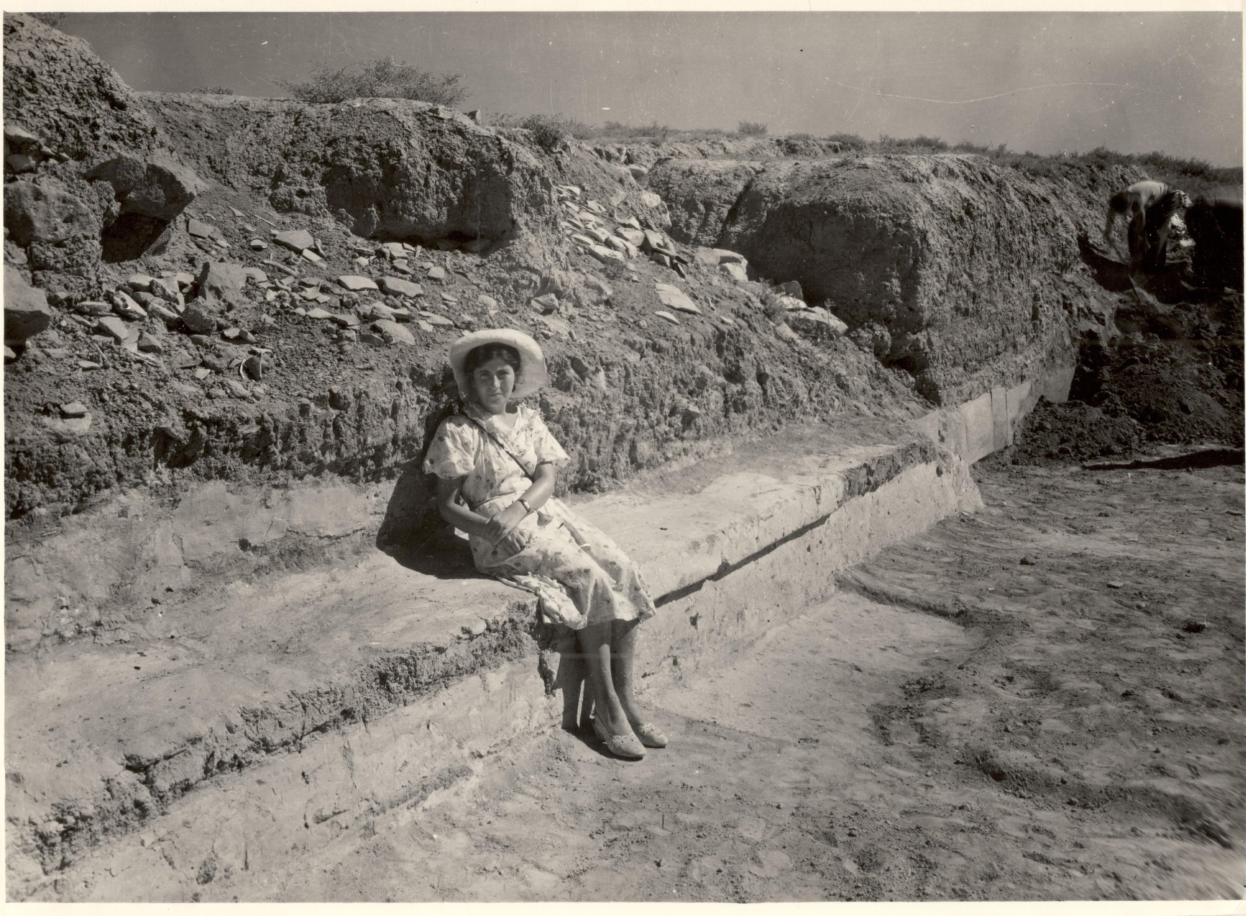 Арин-берд 1954 г. С.И. Ходжаш на скамье у северной стены колонного зала дворца-ападаны в Эребуни.jpg