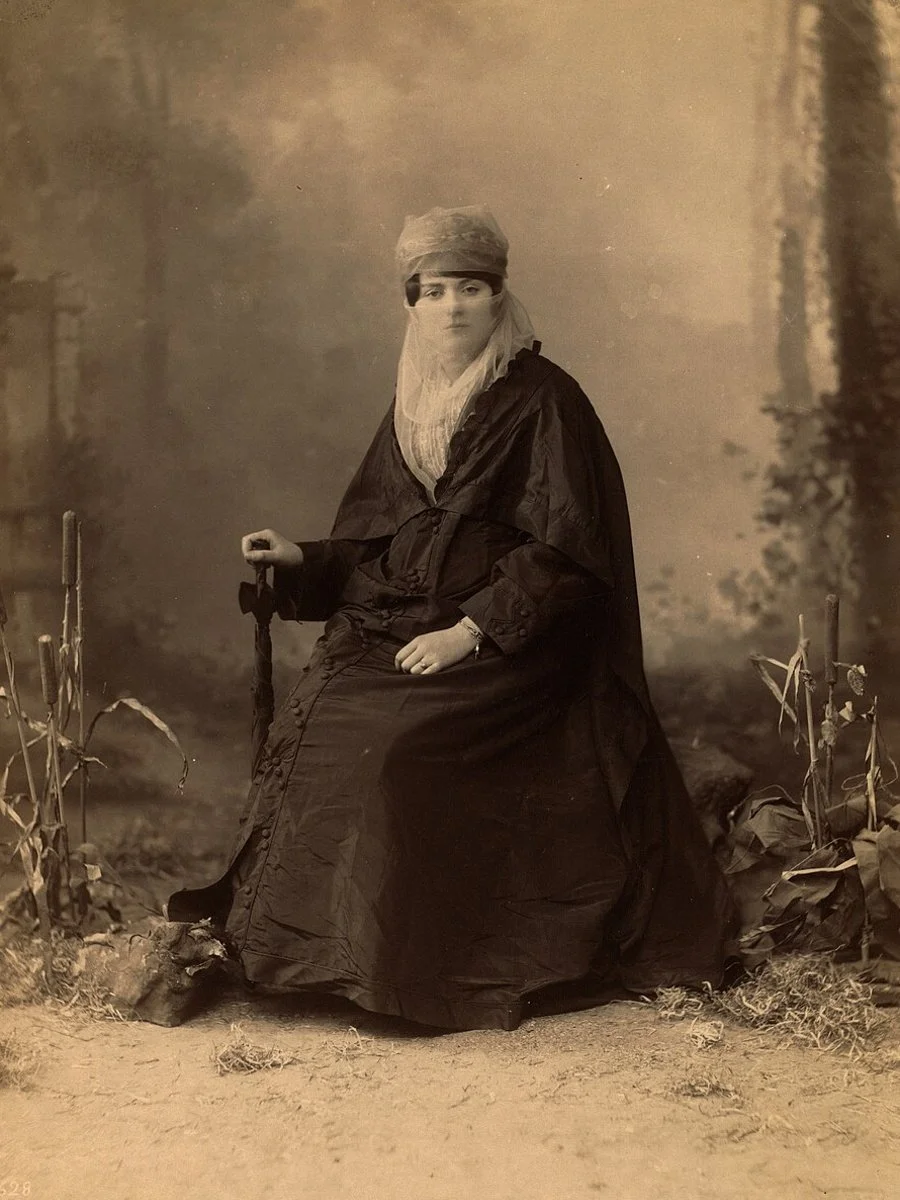Turkish_woman,_full-length_portrait,_seated,_facing_front,_holding_parasol.jpg