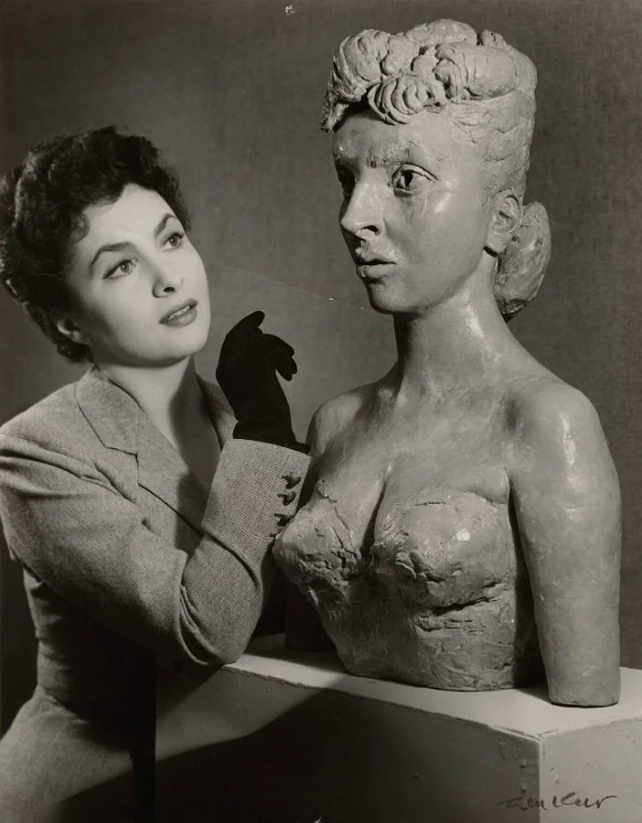 Gina Lollobrigida with her bust by Sir Jacob Epstein.jpg