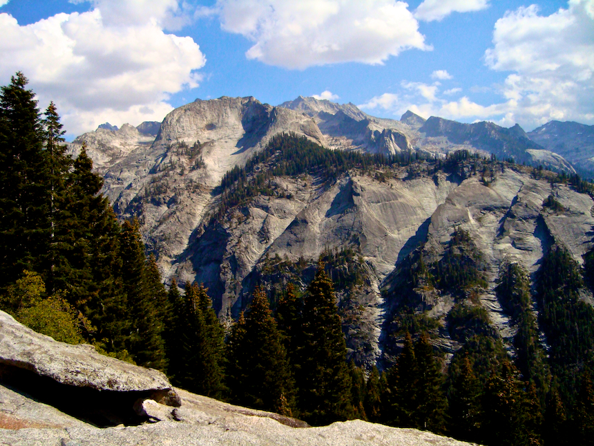  Hiking along the High Sierra Trail 