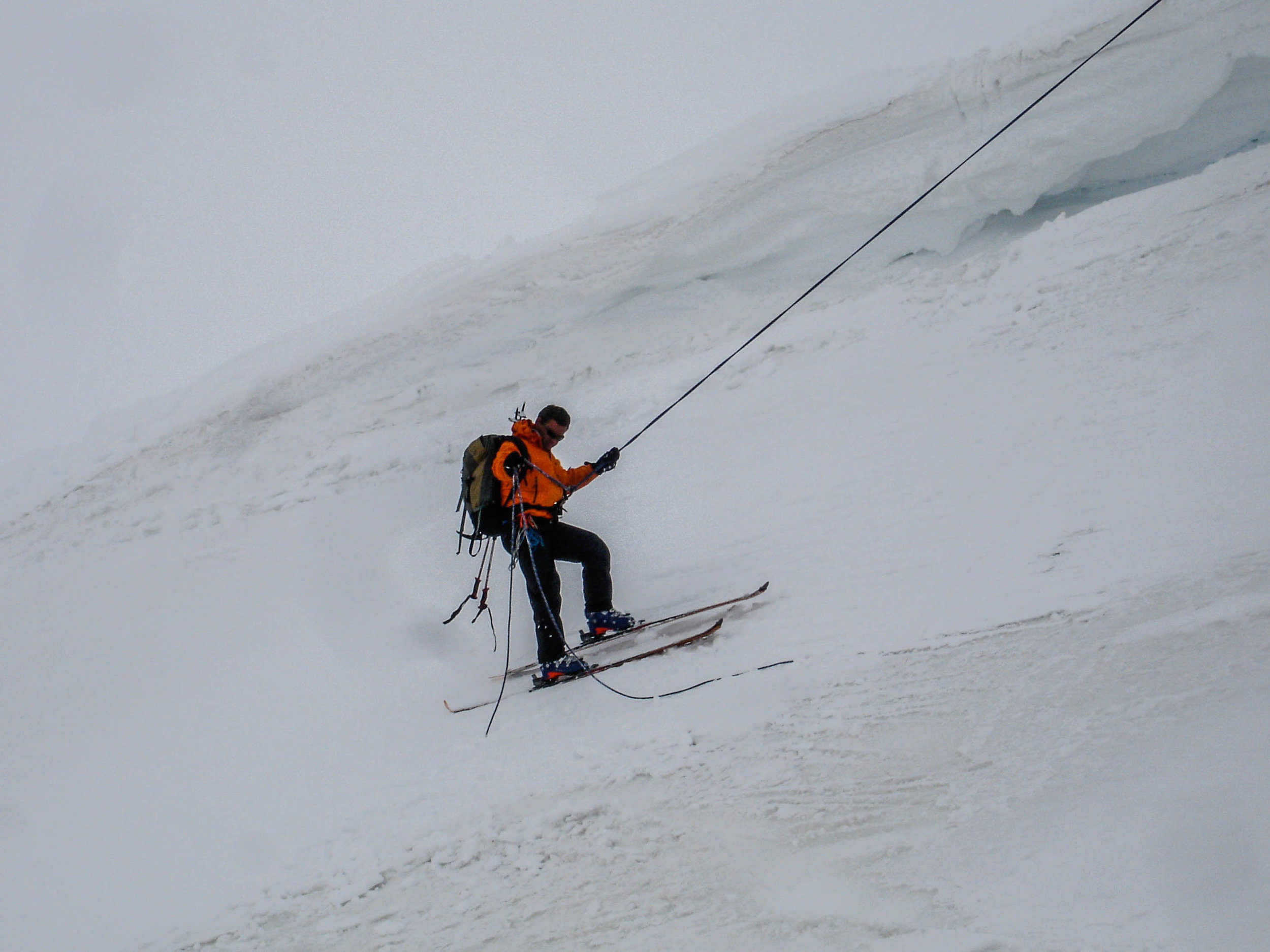 Rapelling with skis 