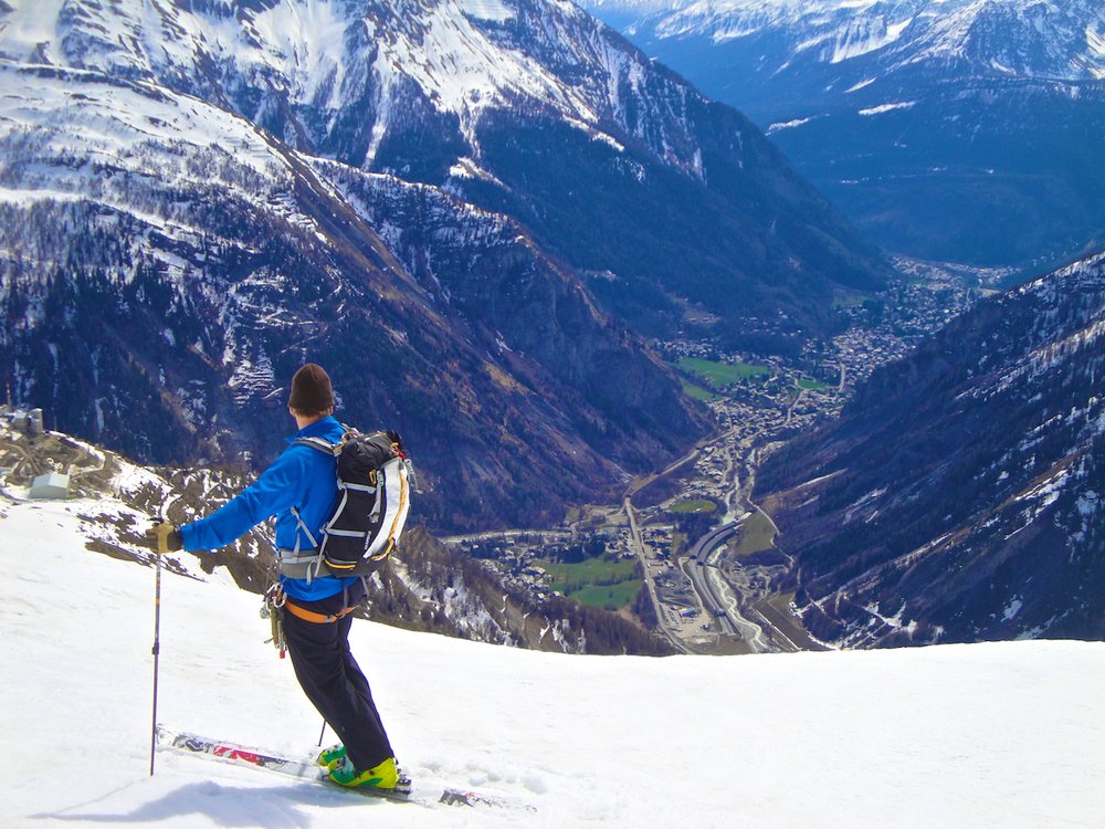 Skiing down into Courmeyer