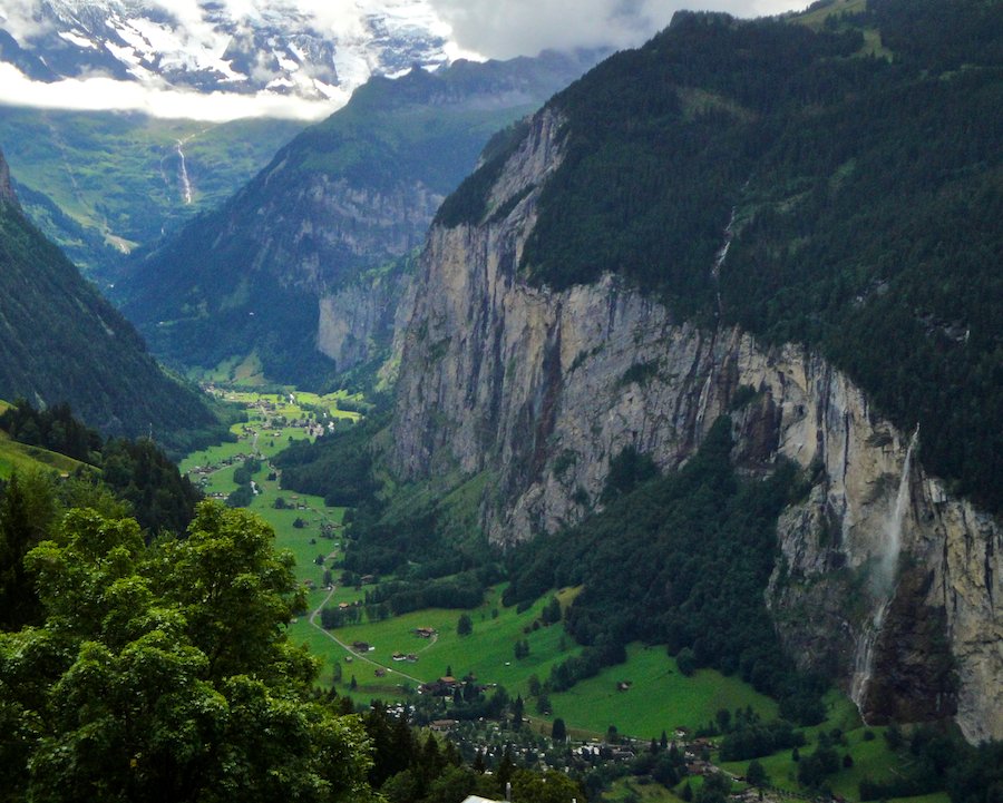 The Lauterbrunnen valley along the Berner trek