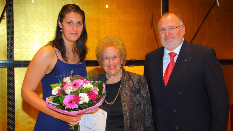 Mit KS. Hilde Zadek und Vorstandsmitglied Karlheinz Kirch beim Internationalen Gesangswettbewerb Hilde Zadek in Wien 2011 Foto Fayer