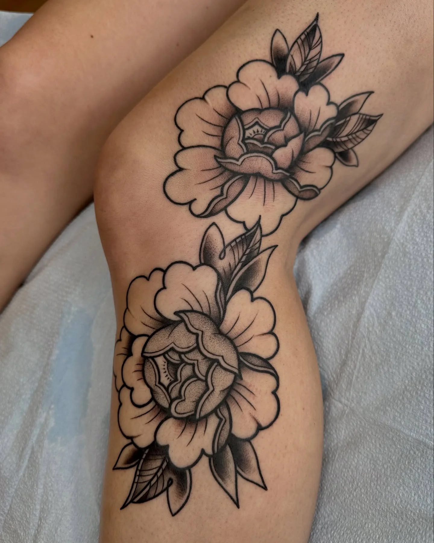 Finished up these black and gray peonies! Lines are healed, bottom flower is healed with some touch ups, top flower shading is fresh. Thank you Lauren, you have officially joined the peo-knee club!! 🌸🫱🏻&zwj;🫲🏽