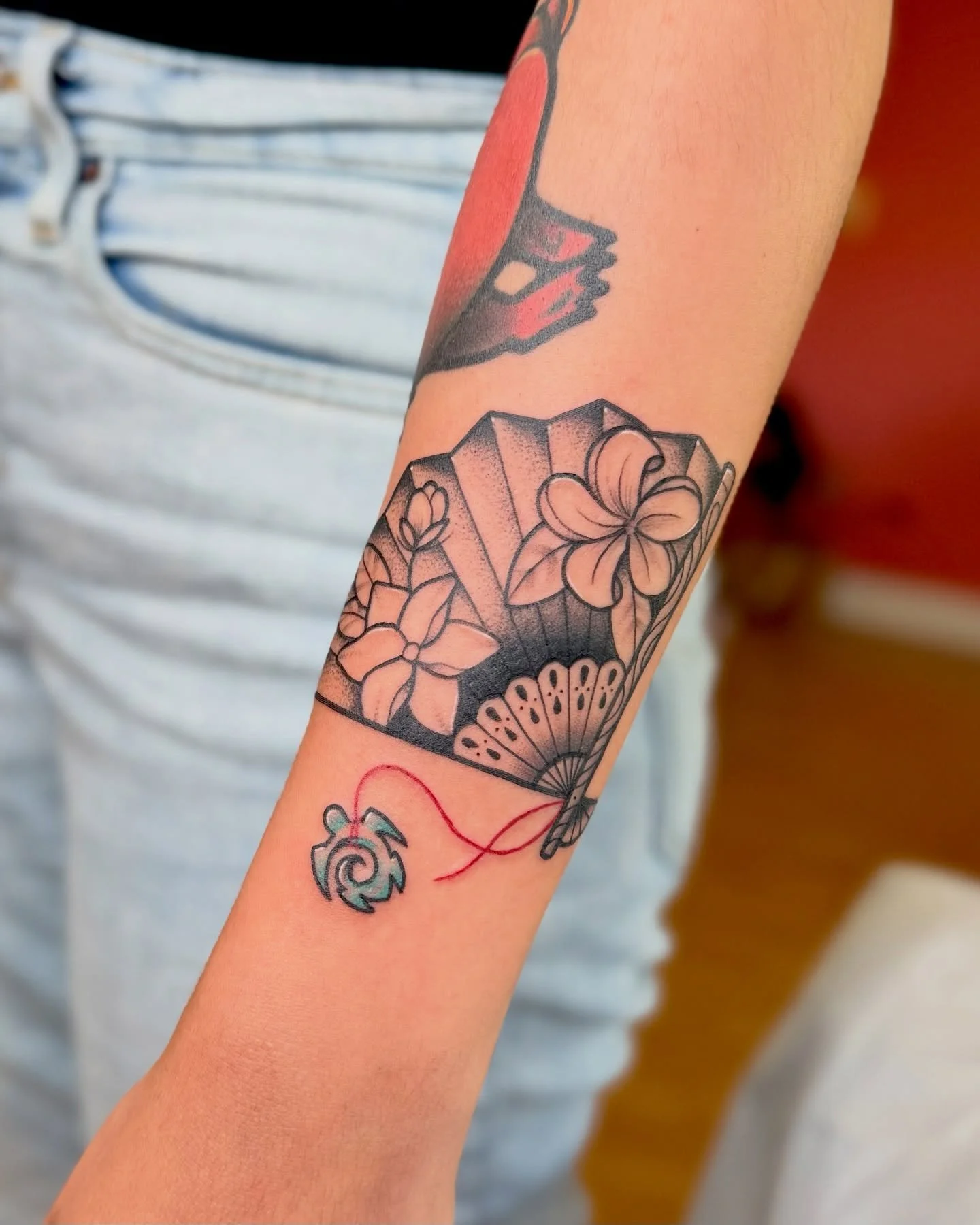 Custom one, based on her mom&rsquo;s fan 🪭 with sampaguita and plumeria. Thank you Juli!