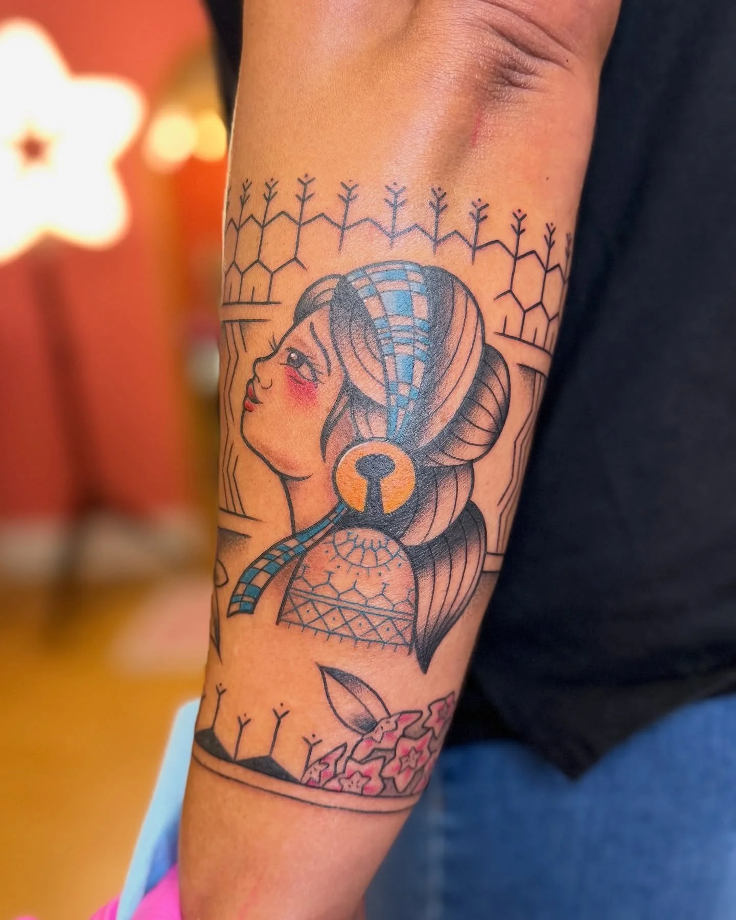 Very fun to mash up Filipino traditonal (tribal) and American traditional on this forearm wraparound! Thank you Jodi for coming to Bremerton and trusting me with this tribal band, Hoya florals, and  Ilocana lady head! (Philippine sun and sampaguita n