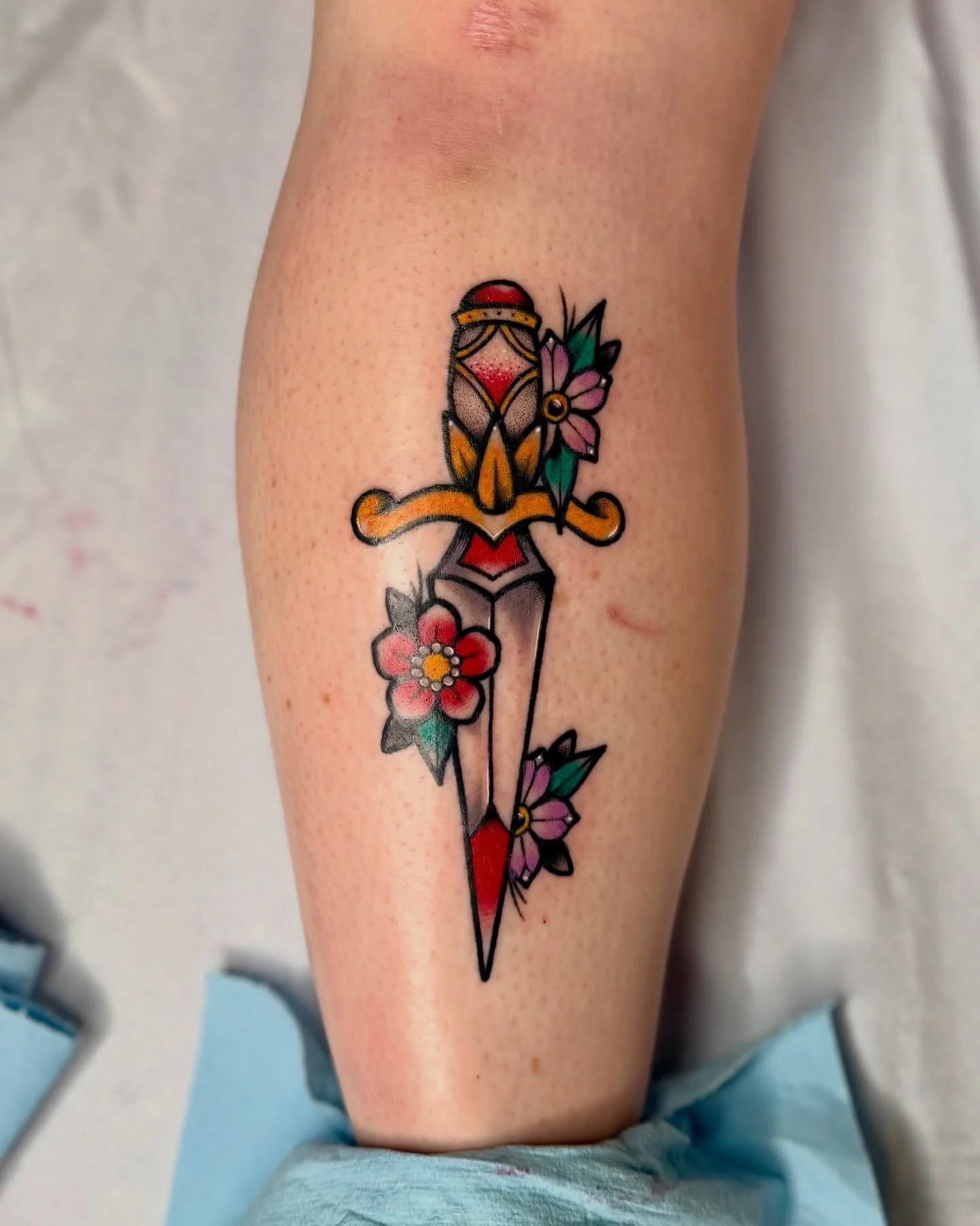 Got to finish up this pair of shin daggers! 🗡️😊 Lines are healed, color is fresh. Always down for daggers. Thank you Abi!