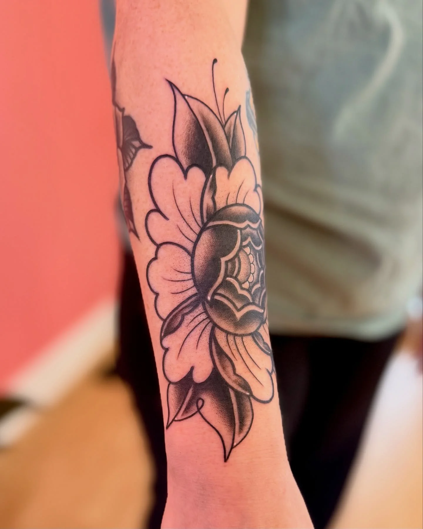 I honk a large horn every time a peony tattoo gets made inside of @pinkpeonyclub.tattoos 🎺🎺🎺 Just kidding but that would be fun. Thank you Aricka for letting me do this one for ya!