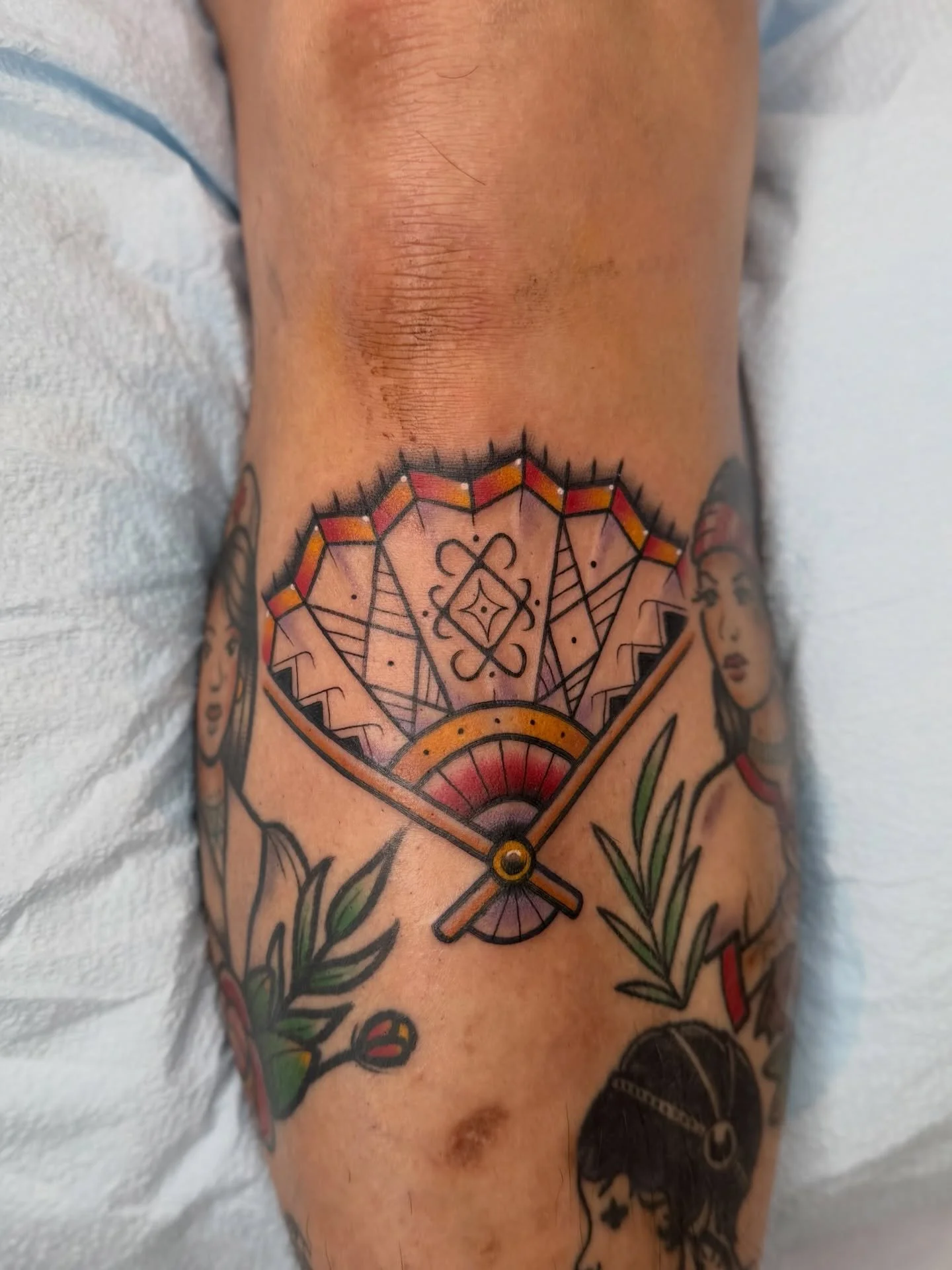 Philippine themed fan 🪭 in between two healed little ladies I also did 🥹 Thank you Santino, and Anna, for visiting the clurb 🙏🏽