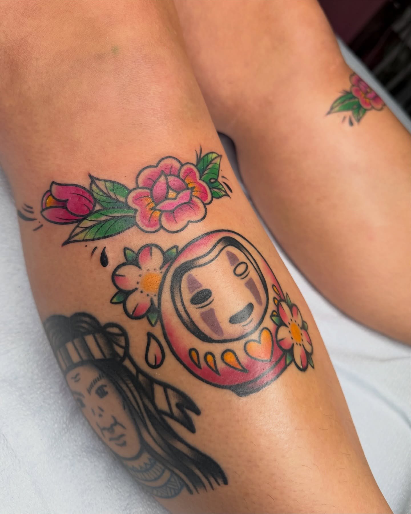 A pair of matching peo-knees! 🌸🌸 Also check out the healed No Face daruma from earlier this year. And Lapu Lapu from last year 🥲 Thank you Nicole for the trust and getting thee cutest pieces! Always a good time tattooing you!