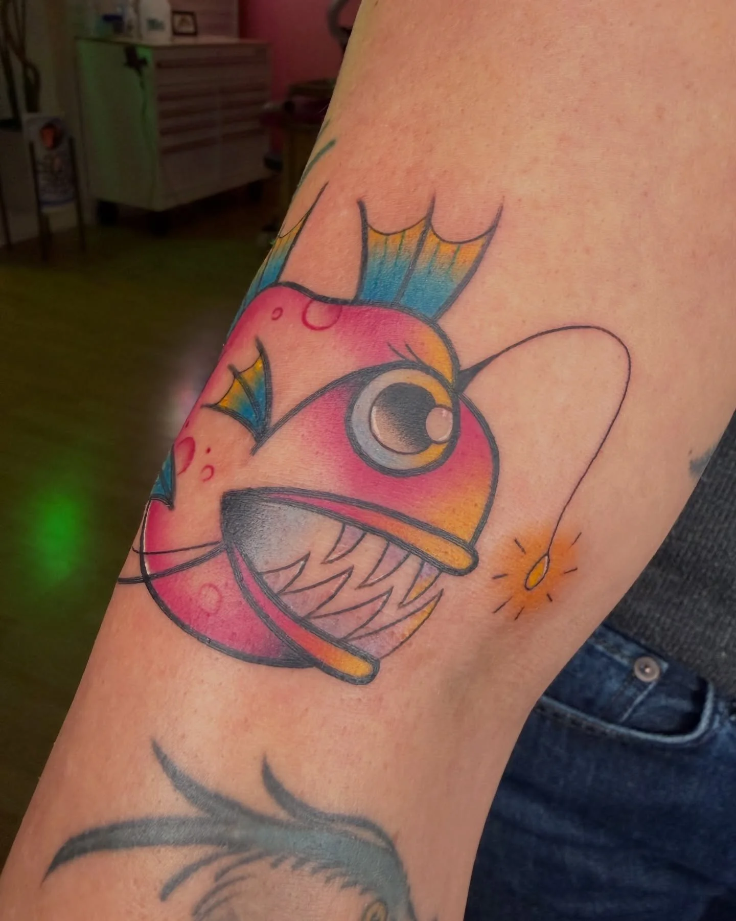 She wraps! She bends! She does it all! Unplanned chomping action on this design but I love how it all worked out. Thank you Mel for sitting tough on this one! 💪🏽

If you&rsquo;re into vintage check out her latest project @fluid_styling @fluid_styli