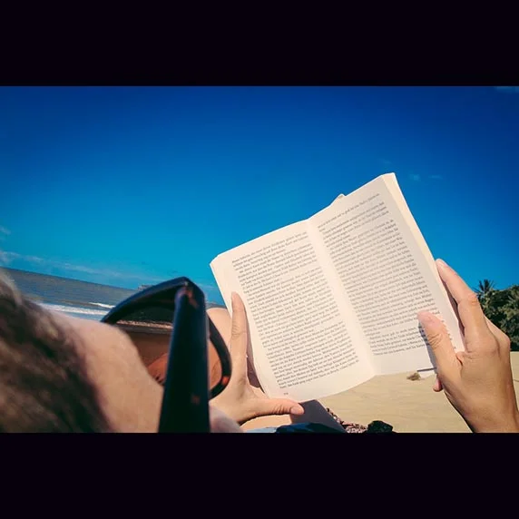 1eddy leyendo en playa